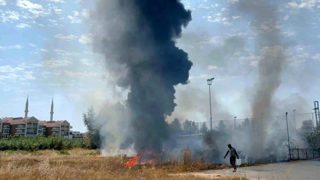 alanyada lunapark yangini kivilcimlardan cikan alevler kontrol altina alindi sJFJEXFj
