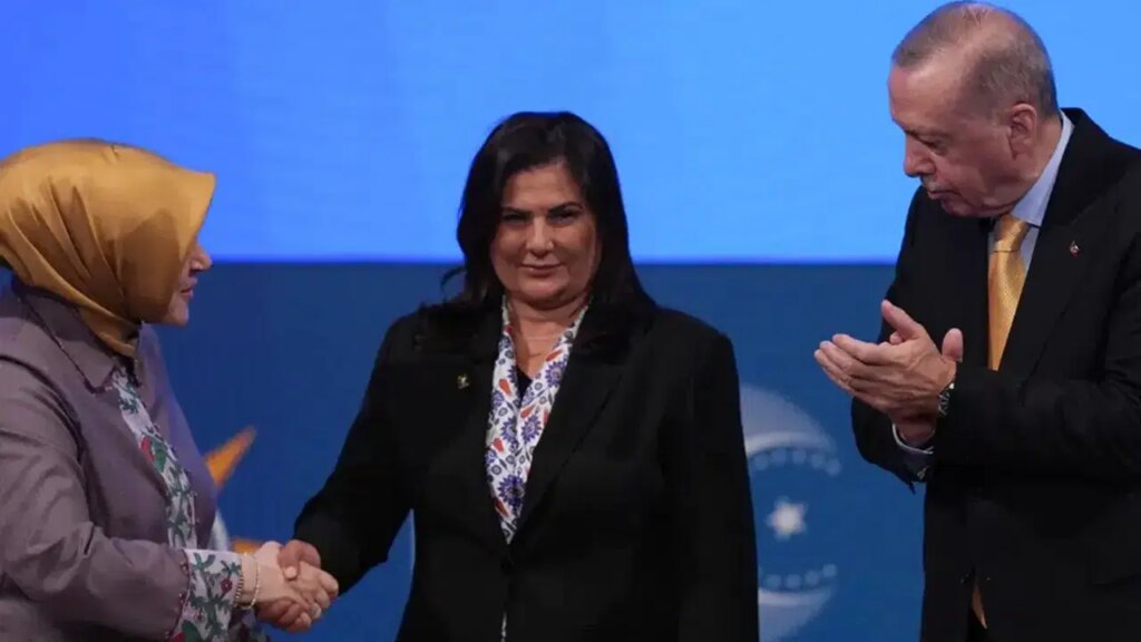 chp kusadasi ilce baskani gurbilekten ozlem cerciogluna rant tepkisi oy hirsizligini mesrulastirma cabasi hd3NThKe