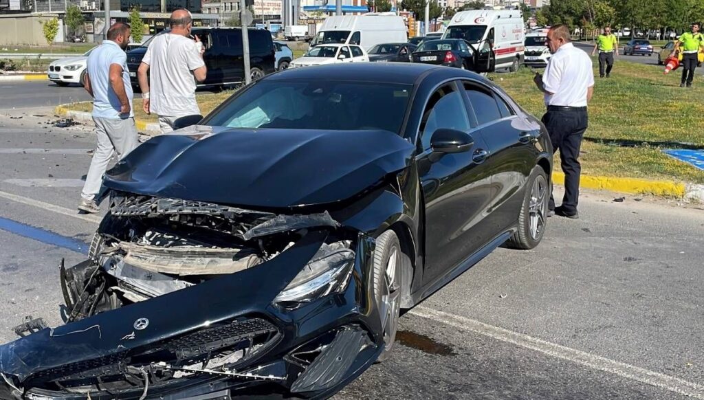 sivasta dikkatsiz suruculer kazaya neden oldu uc yarali gwYpqQiV