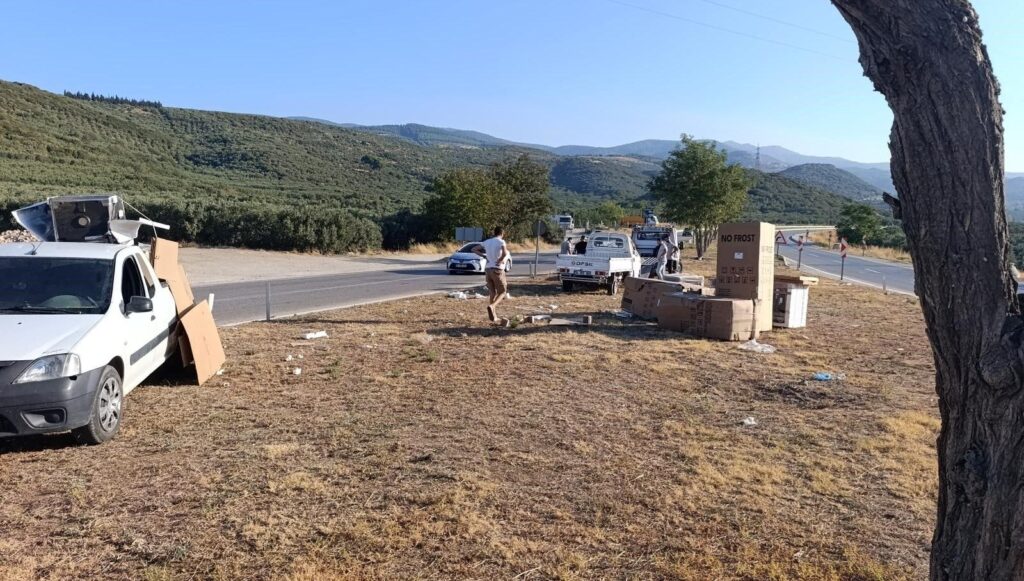 beyaz esya yuklu kamyonet kaza yapti 1 kisi yaralandi dpurk45S