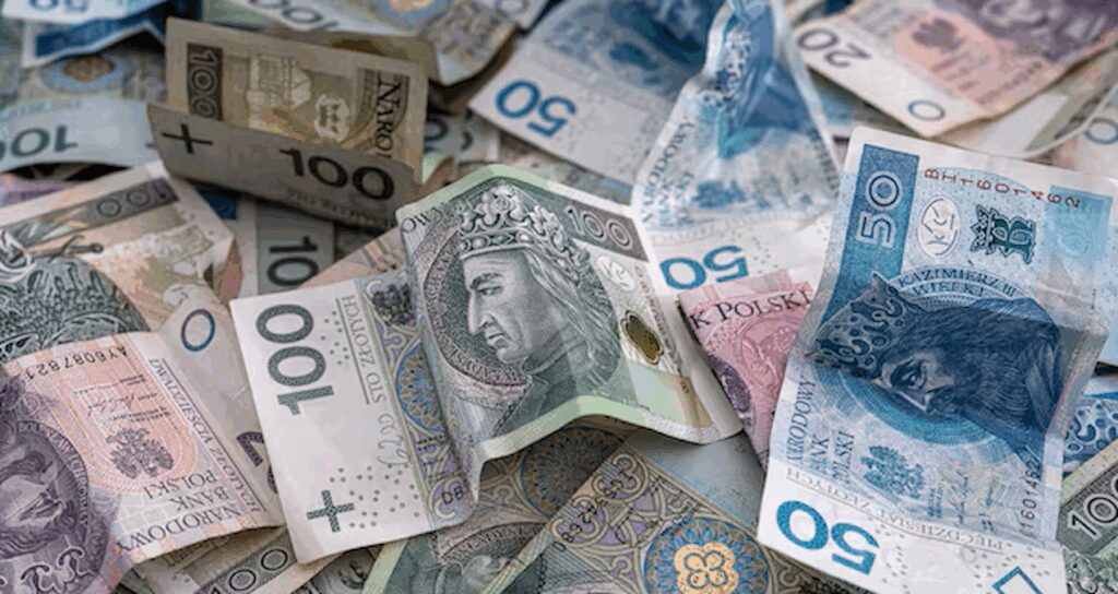 fitch polonyanin gorunumunu duragandan negatife cevirdi 7CAdgEag