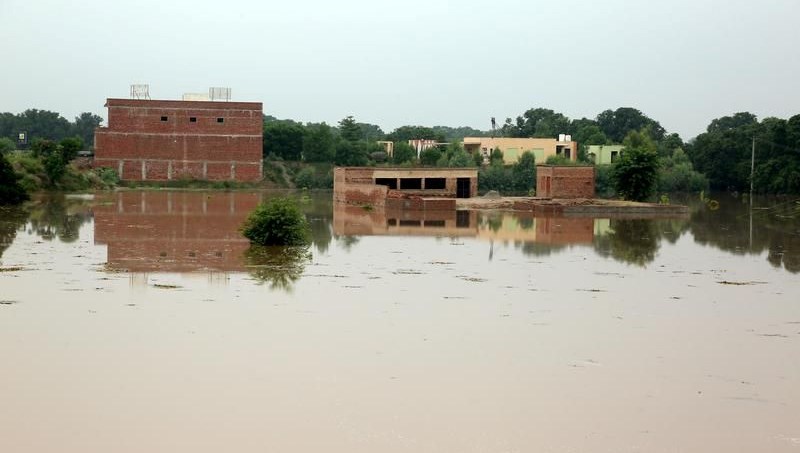 pakistanda muson yagmurlari can aldi bin kisi hayatini kaybetti OnvFACMb
