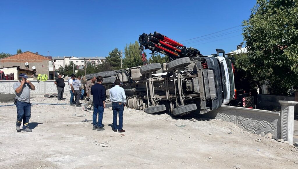 sivasta beton mikseri devrildi surucusu yaralandi bcWx1wbu