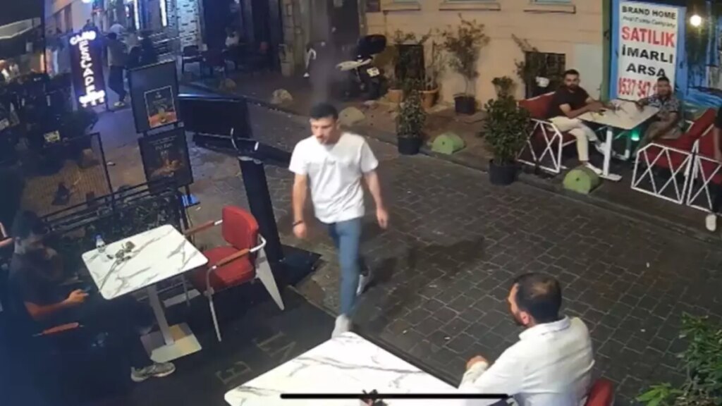 taksimde motosiklete corba dokup tekme atan sahis yakalandi lZraljFS