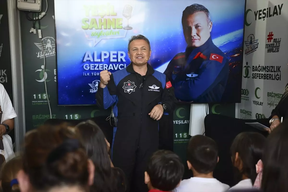 teknofestte yesilay ve astronot bulusmasi ChGGGVlA