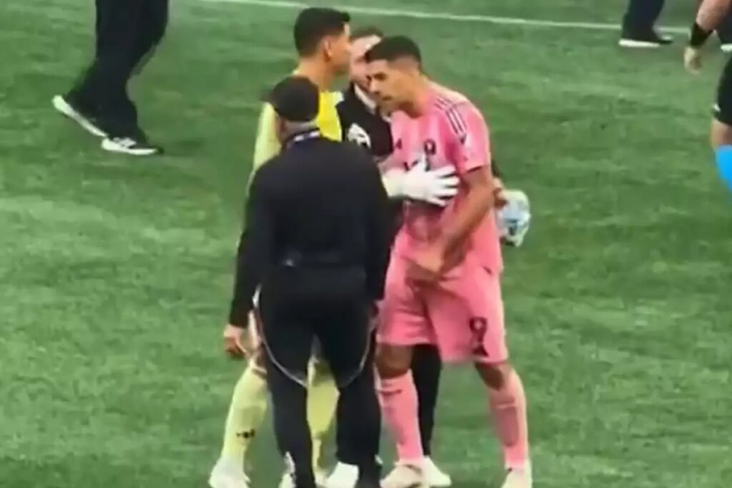 yumruk atti tukurdu luis suarez kupa macinda ortaligi birbirine katti 9nO2OXsB