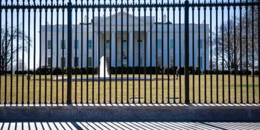 abdyi alarma geciren olay beyaz sarayin kapisina supheli bir arac carpti 8XeMFlMJ.jpg