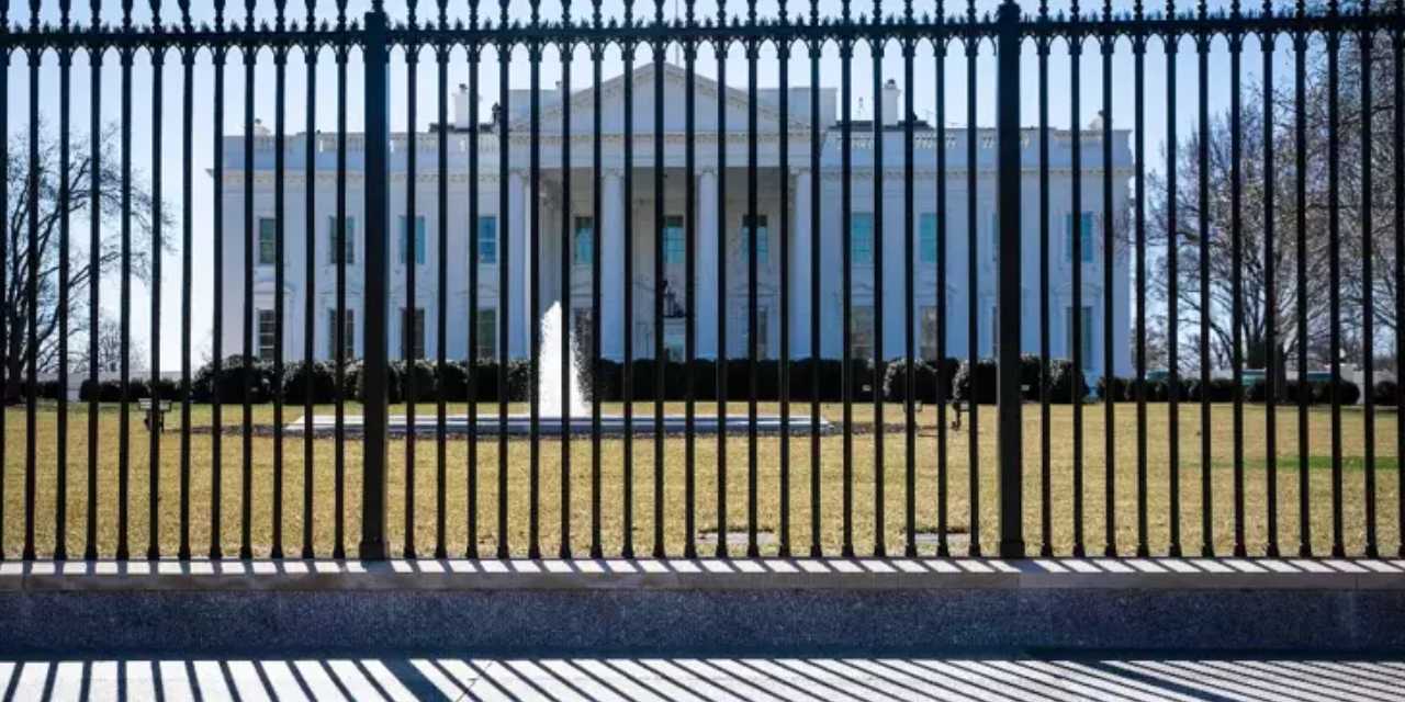 abdyi alarma geciren olay beyaz sarayin kapisina supheli bir arac carpti 8XeMFlMJ.jpg