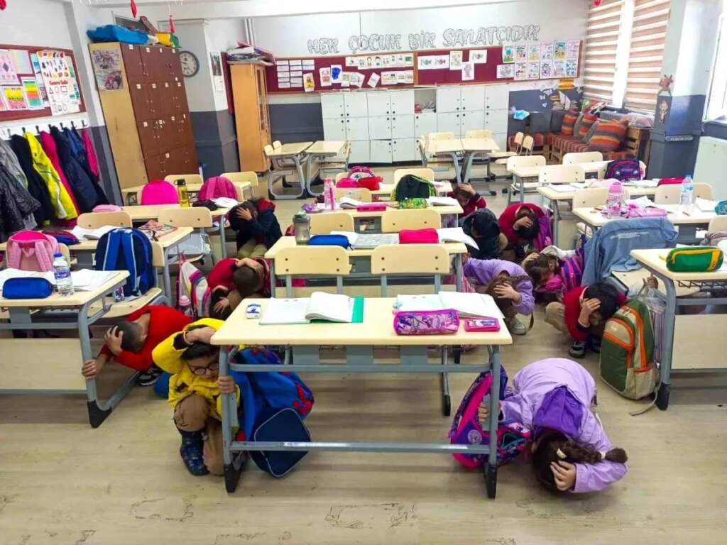 balikesirde deprem tahliye tatbikati gerceklestirildi OtBQ4Xvp.jpg