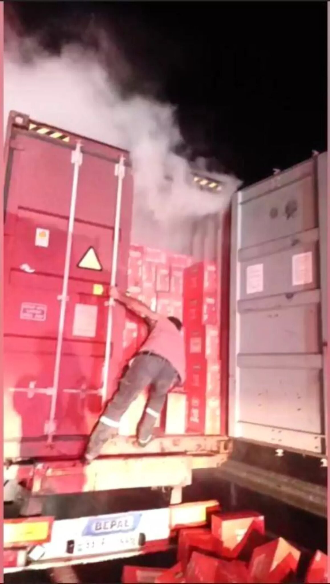 duzicinde makarna yuklu tir yangini Xefg3tw8.jpg