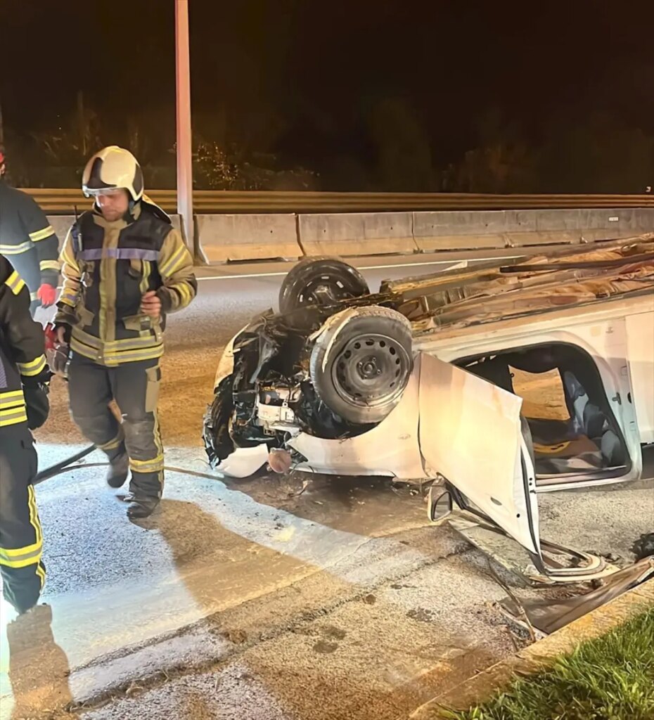 karamurselde kaza 3 aile uyesi yarali p7AhfBgd.jpg