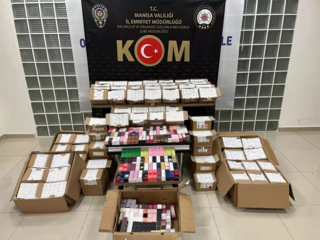 manisada gumruk kacagi parfum ele gecirildi gm1E2qz6.jpg