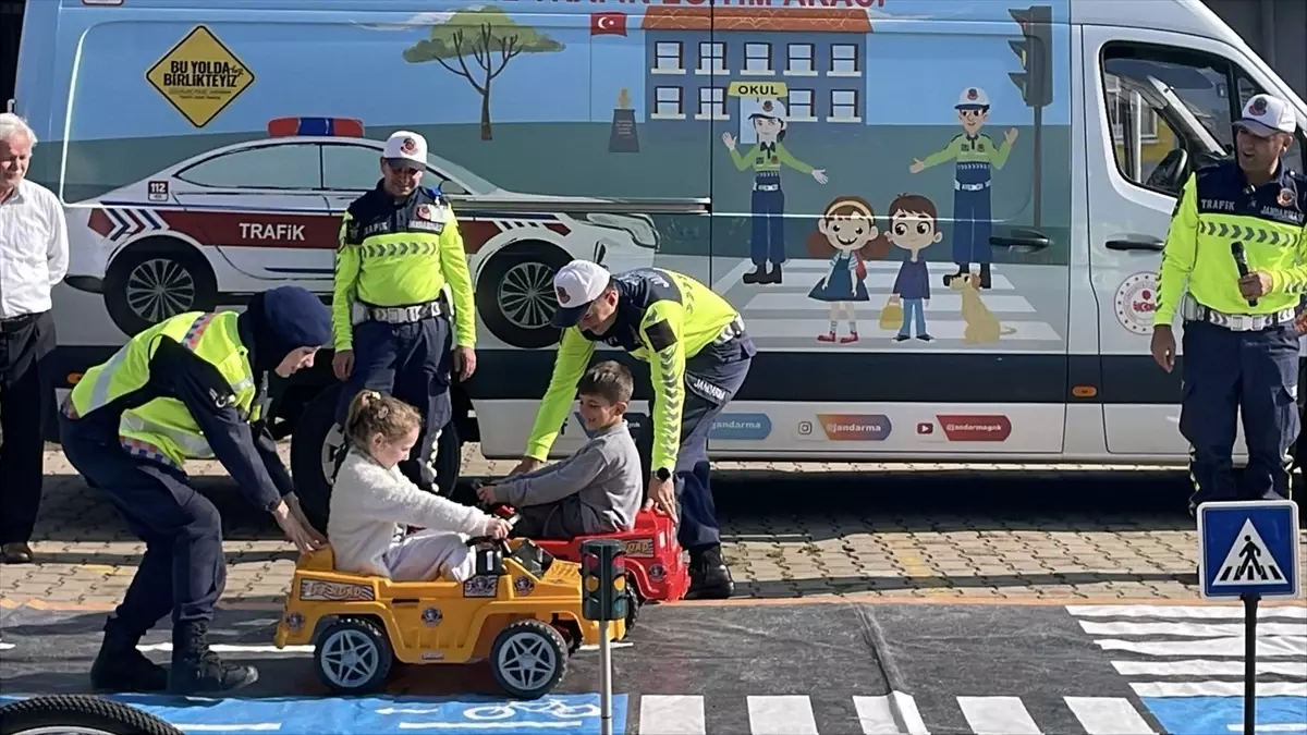 sakaryada ogrenciler jandarmanin mobil trafik egitim aracinda bilgilendirildi uIhsaYED.jpg