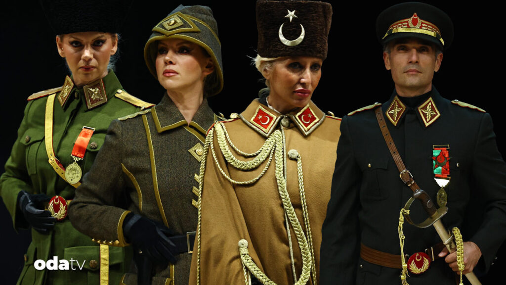 ataturkun kiyafetleri sahnede lj6EN87x.jpg