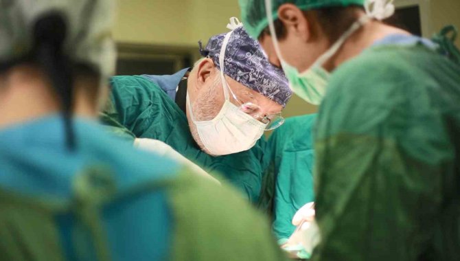 Kazakistanlı kadının karnından yaklaşık 45 santimetrelik tümör çıkarıldı