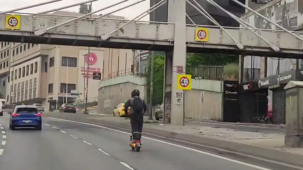 e-5te-dehset-anlari-yogun-trafikte-scooter-ile-deli-cesareti-yolculuk-S1OpK3rh
