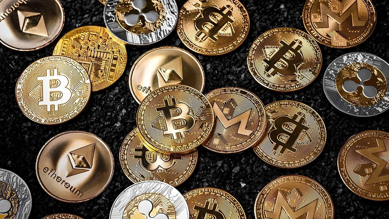 kripto-piyasasinda-ikiz-kriz-ethereum-son-bir-yilin-bitcoin-ise-mayis-ayinin-dibini-gordu-DZ1LQUrj