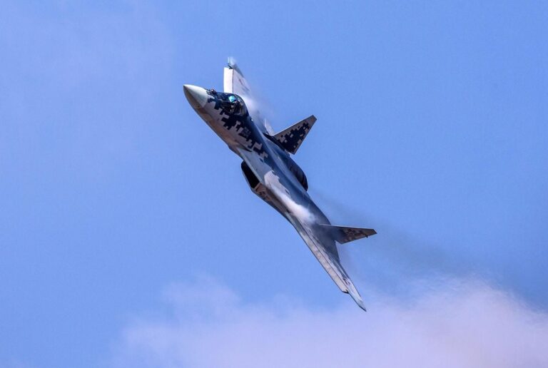 rusya-iki-koltuklu-su-57-savas-ucaginin-test-ucuslarina-basladi-KuSLK8Fw