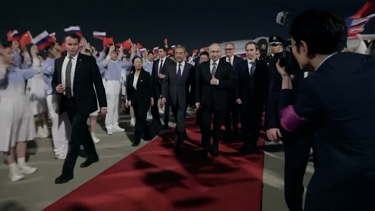 trumpin-ardindan-putin-de-cine-gitti-82mhI8B9-1