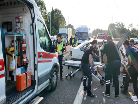 Anadolu otoyolunda otomobil bariyere carpti 3 kisi yaralandi NTag59xb