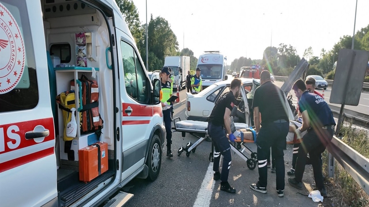 Anadolu otoyolunda otomobil bariyere carpti 3 kisi yaralandi NTag59xb