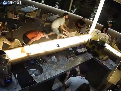 Unlu is insani alaaddin caglikoseye kafede bicakli saldirinin goruntuleri ortaya cikti x8QUElFM